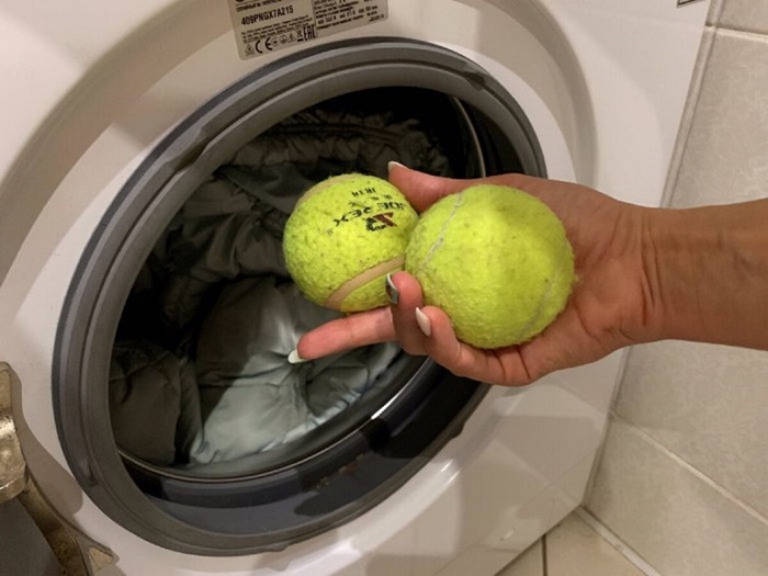 Кладите в барабан теннисные мячики