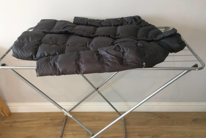 Разложите пуховик не сетчатой сушилке