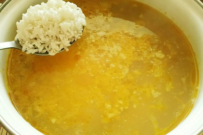 Рис вытянет избыток соли из бульона