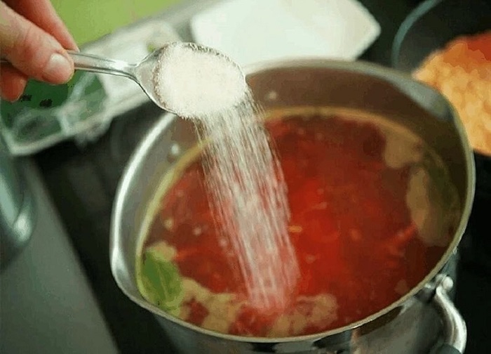 Сахар усилит вкус супа и сохранит яркость цвета