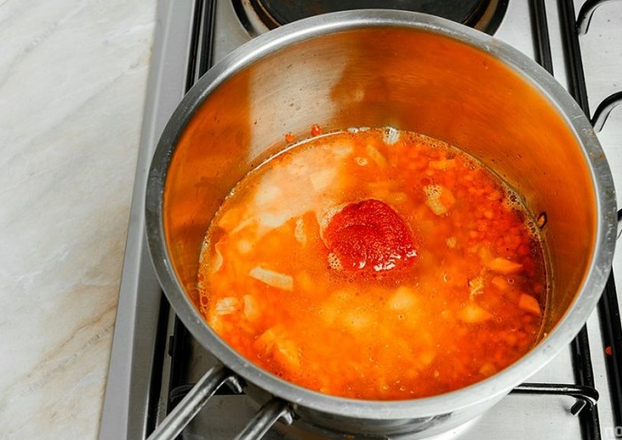 Когда суп будет почти готов, кладите томатную пасту