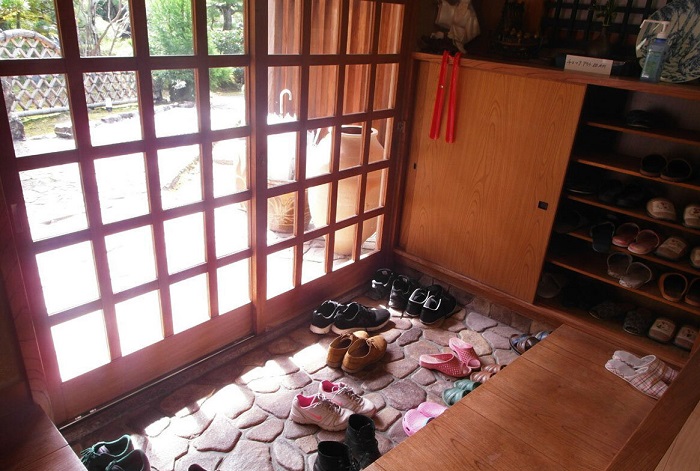 В Японии есть специальная зона, где оставляют обувь. / Фото: dzen.ru В Японии есть специальная зона, где оставляют обувь. / Фото: dzen.ru