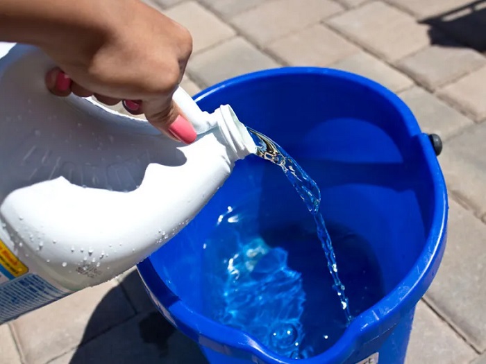 Бытовую химию добавляют в ведро с водой. / Фото: storage.googleapis.com Бытовую химию добавляют в ведро с водой. / Фото: storage.googleapis.com