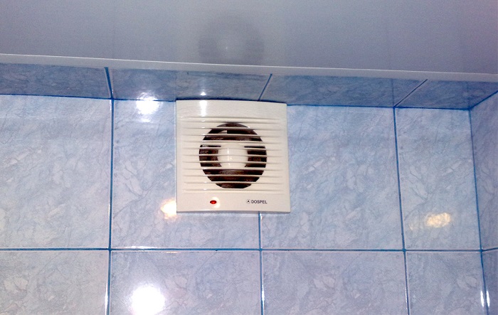 Установите вентиляционную вытяжку в ванной Установите вентиляционную вытяжку в ванной