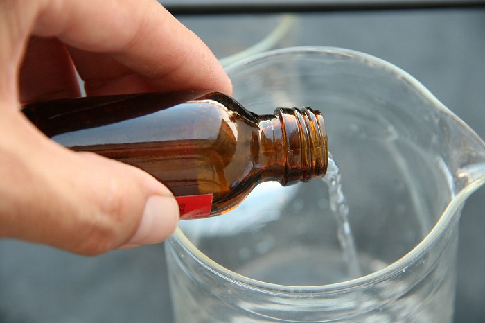 Нужно смешать нашатырный спирт с водой в пропорции 1:1. / Фото: gidpokraske.ru