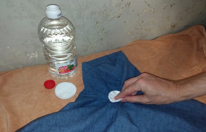 Смочите ватный диск и обработайте пятно