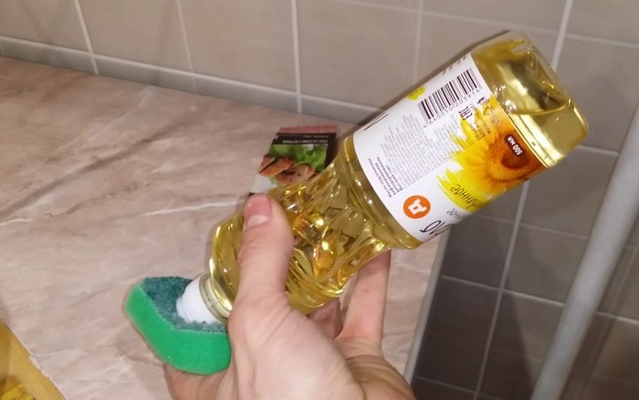 Смочите губку маслом и протрите следы от этикетки. / Фото: big-stirka.ru