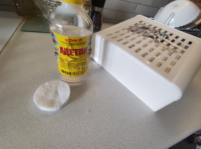 Вам понадобится ацетон и ватный диск. / Фото: pumi.by