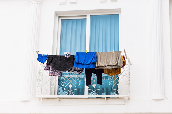 Вещи нужно вывесить на балкон. / Фото: pinterest.com