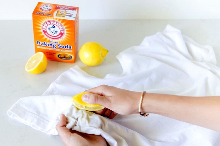 Сок лимона борется с неприятным запахом. / Фото: kakprigotovila.ru