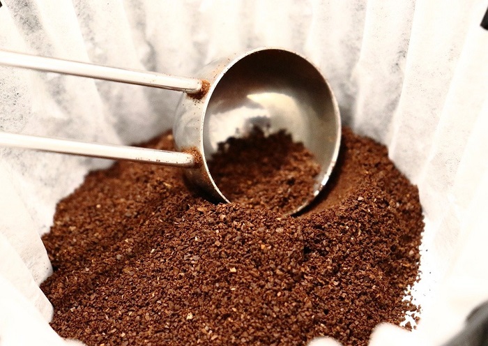 Молотый кофе нужно насыпать в марлю и сделать компресс. / Фото: gurman-bel.ru
