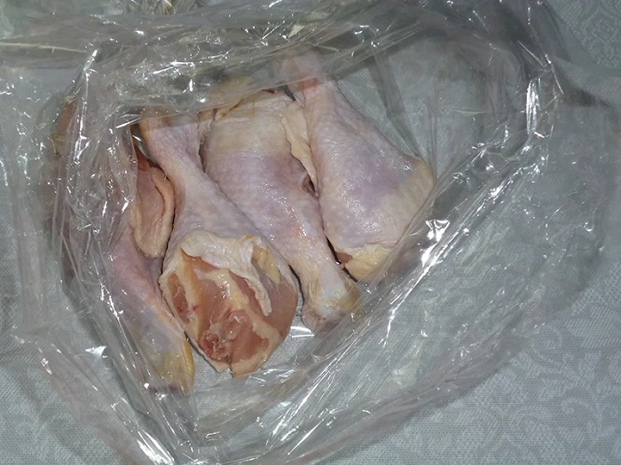 Обычно запах появляется, если хранить курицу в пакете. / Фото: letsgophotos.ru