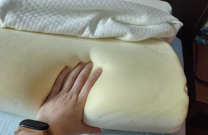За подушками с эффектом памяти нужен особый уход. / Фото: irecommend.ru