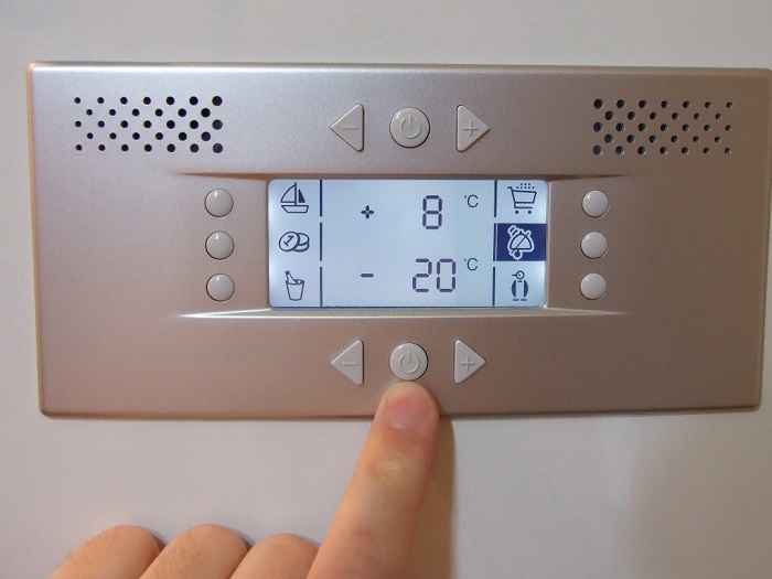 На некоторых моделях холодильников можно самостоятельно установить температурный режим. / Фото: ars-master.com