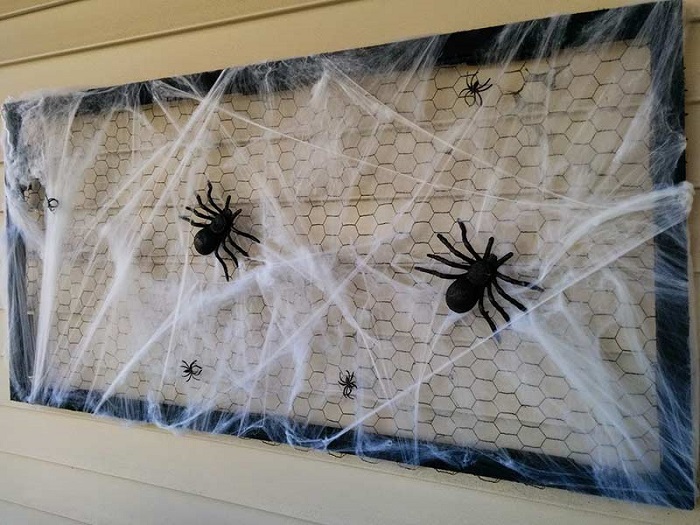 Панно с паутиной и пауками украсит стену. / Фото: amadeo.in.ua