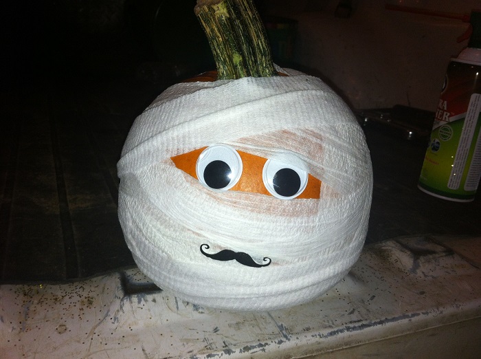 Обмотайте тыкву марлей или бинтами