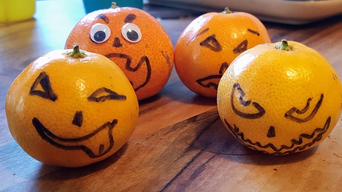 Нарисуйте на мандаринах злые рожицы