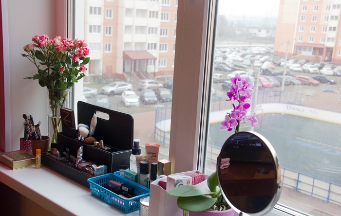 Разместите косметику и зеркало на подоконнике. / Фото: dekormyhome.ru