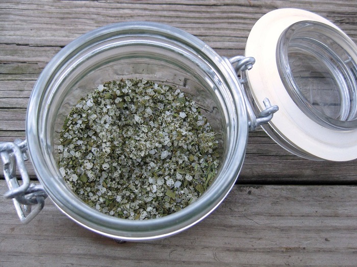 Соль можно смешать с травами. / Фото: pinterest.com