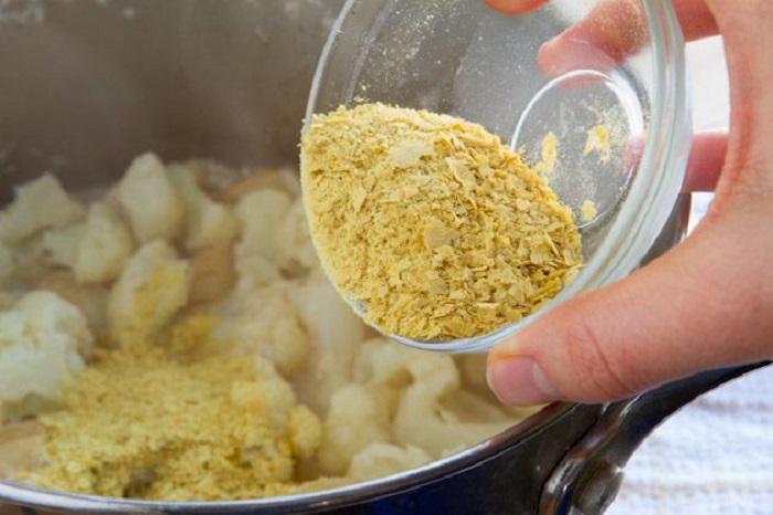 У дрожжевых хлопьев орехово-сырный вкус