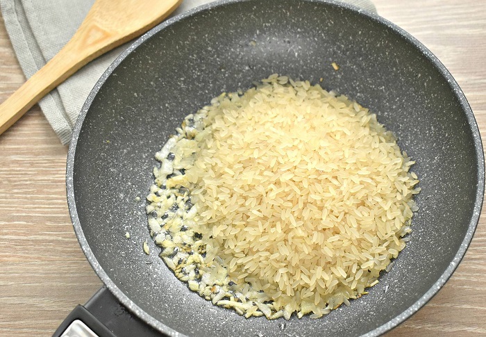 Обжарьте сырой рис на сливочном масле. / Фото: autosprite.ru