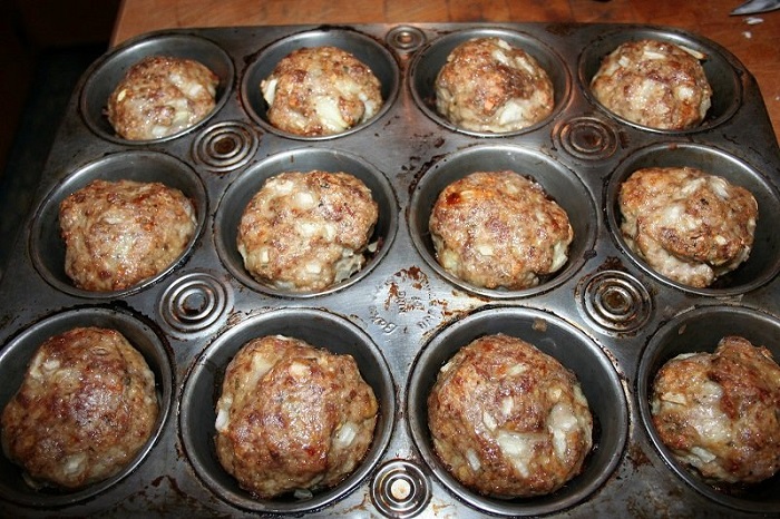 В форме для кексов тефтели будут одинаковыми по размеру. / Фото: sovkusom.ru