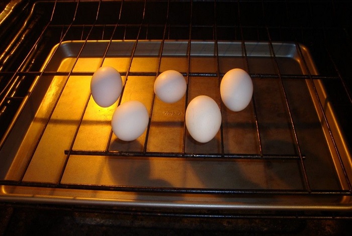 Яйца можно выложить на противень или решетку. / Фото: megavtogal.com