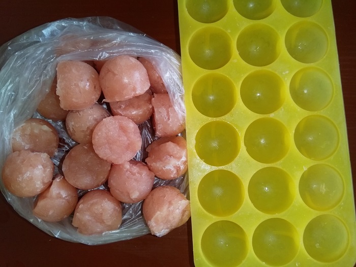 Фрикадельки в форме для льда. / Фото: plastilin16.ru