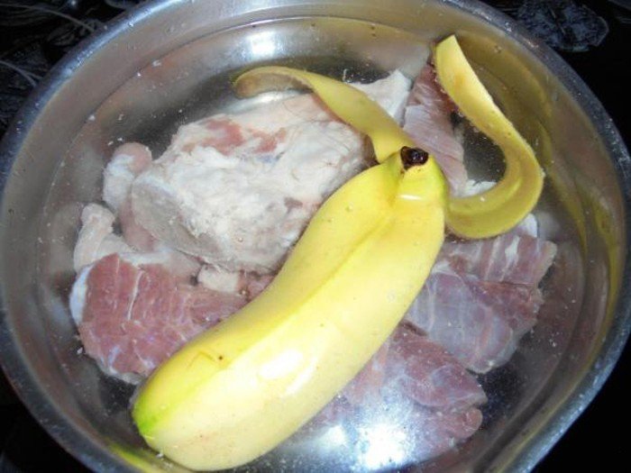 Положите кожуру одного банана в кастрюлю с мясом. / Фото: myjane.ru
