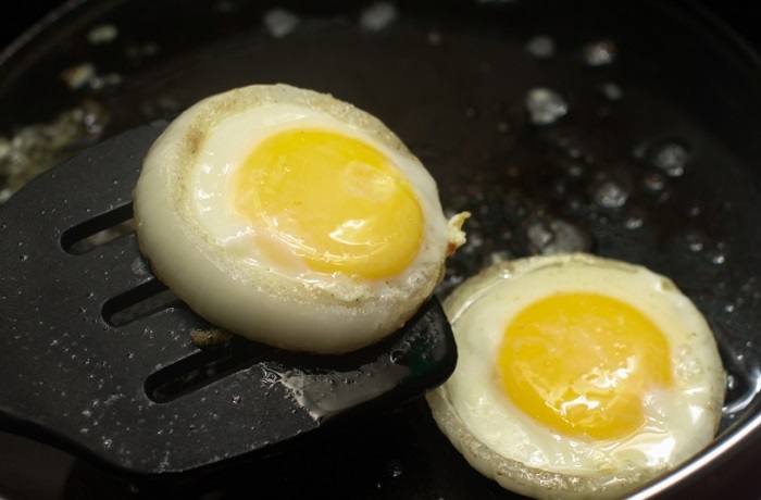 Делайте яичницу в луковых кольцах. / Фото: povar.ru