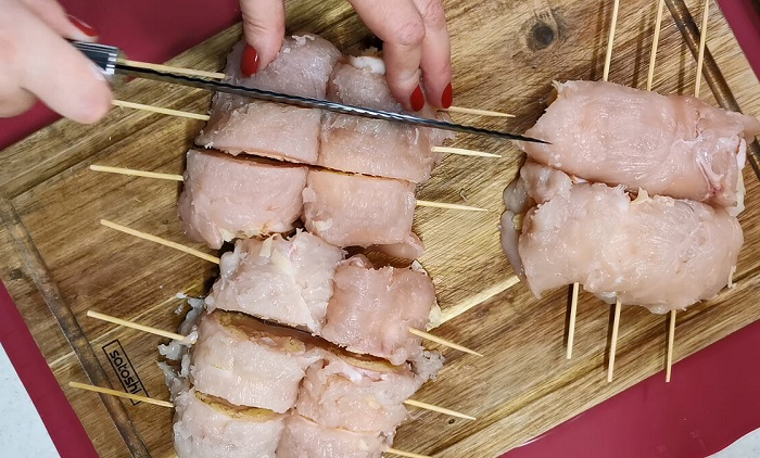 Так нарезать филе быстрее и удобнее. / Фото: womenzz.ru