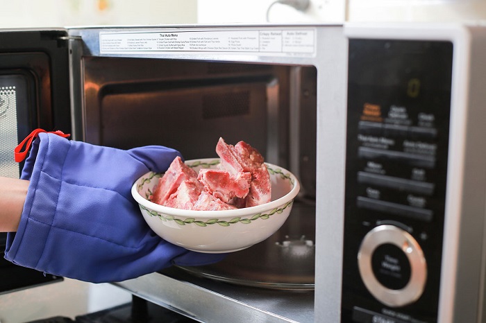 Мясо в микроволновке размораживается максимум 10 минут. / Фото: whatmicrowave.com