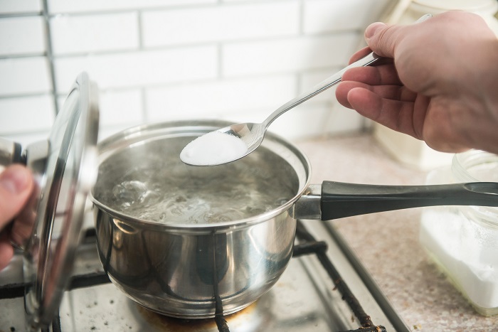 Количество соли зависит от объема воды в кастрюле