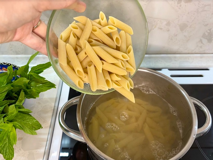 Не кладите макароны в едва закипевшую воду