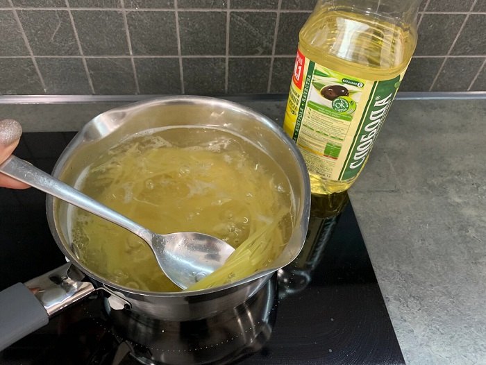 Растительное масло создает пленку на макаронах