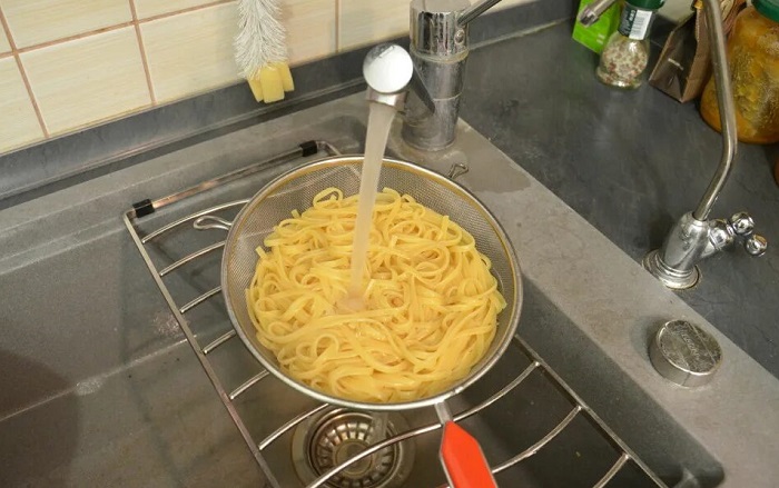 Многие хозяйки промывают под краном готовые макароны