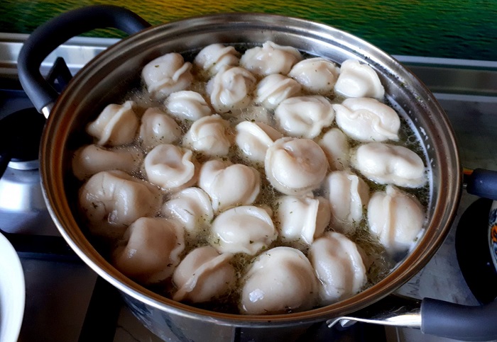 Варите пельмени в большой и широкой кастрюле