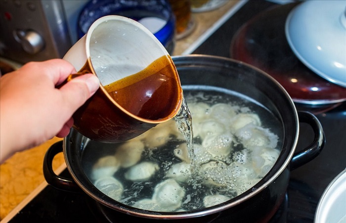 Когда пельмени начнут всплывать, добавьте холодной воды