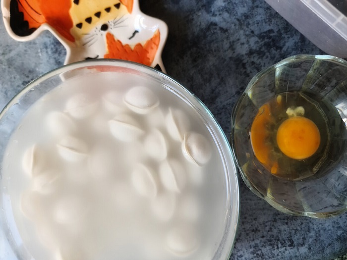 Замочите сырые пельмени в воде перед варкой