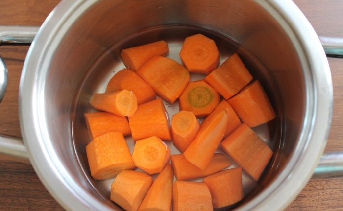Чтобы морковь быстрее сварилась, нарежьте ее на кусочки. / Фото: fb.ru