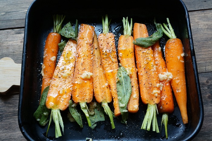 Морковь можно запекать с травами и сливочным маслом. / Фото: domreceptu.ru