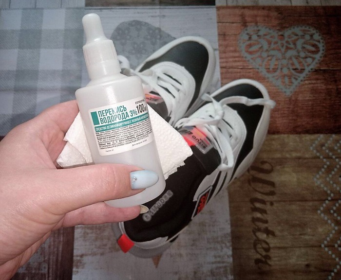 Перекисью нужно обработать и стельки, и внутреннюю часть кроссовок