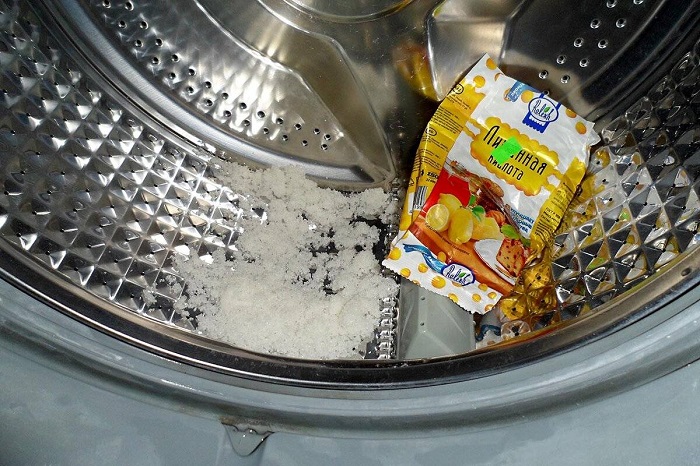 Насыпьте в барабан лимонную кислоту Насыпьте в барабан лимонную кислоту