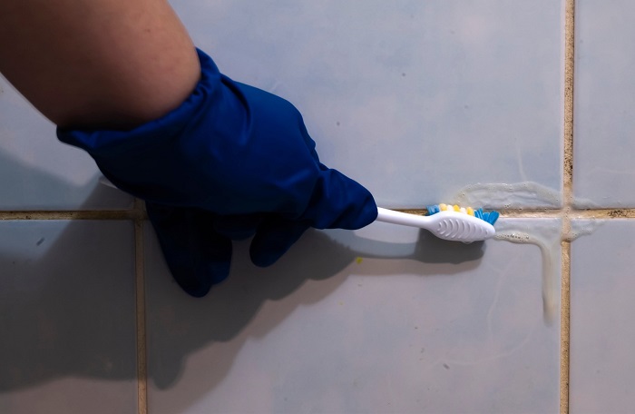 Удобно использовать старую зубную щетку. / Фото: fajntip.cz