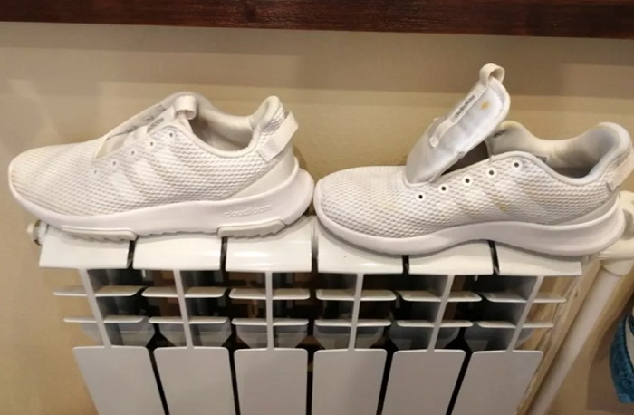 Нельзя сушить кроссовки на батарее. / Фото: nnovgorod.tezro.ru