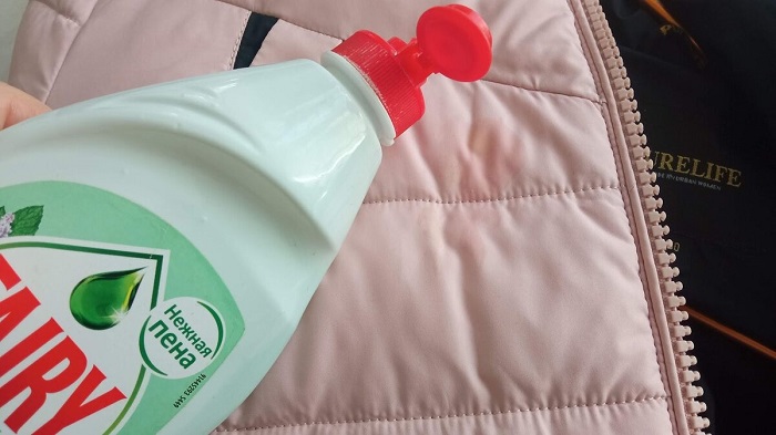 Нанесите на жирное пятно жидкость для мытья посуды