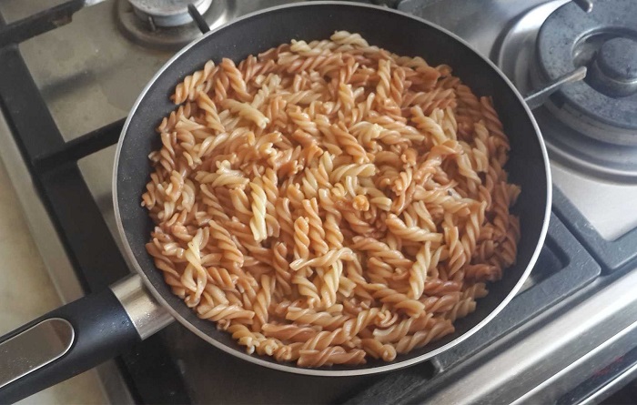 Можно сразу добавить в сковороду и соус