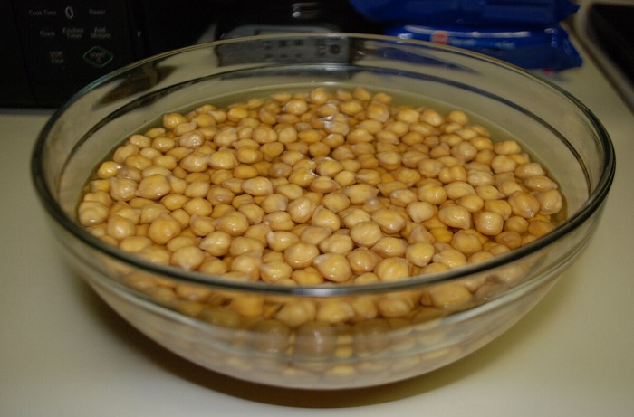 Заранее замочите в холодной воде горох