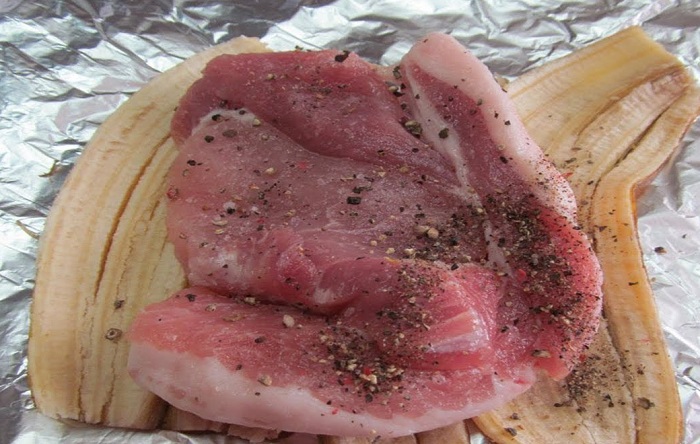 Заверните мясо в банановую кожуру