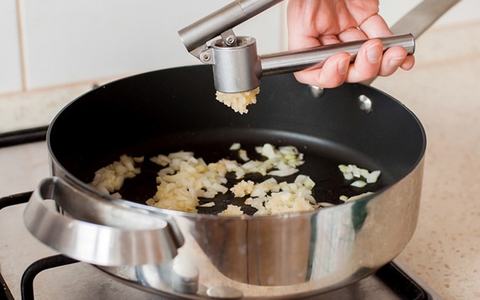 Кладите чеснок, когда лук уже поджарился